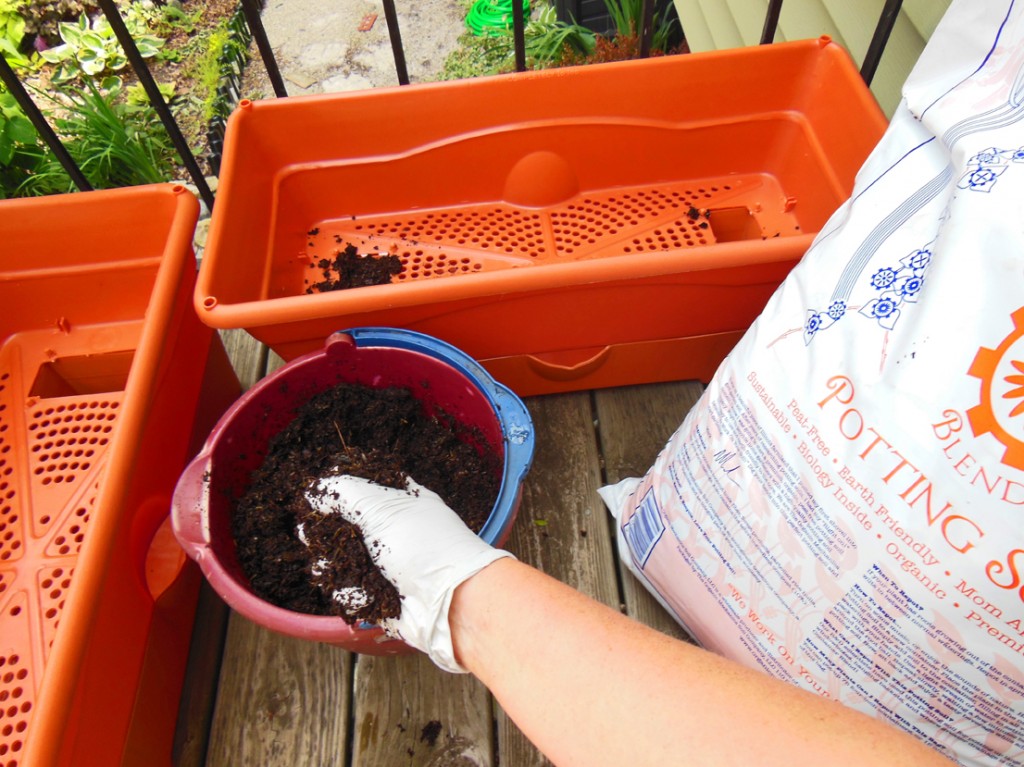 GrowBox Organic Mechanic Soil Adding