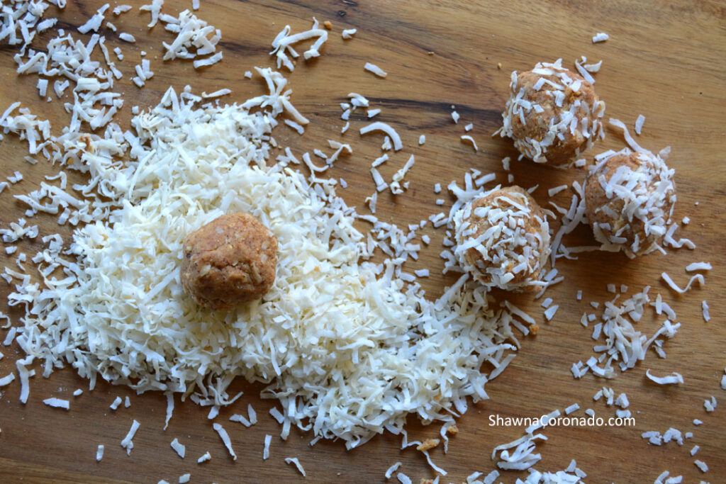 Protein-Bite-Ball-roll-in-coconut